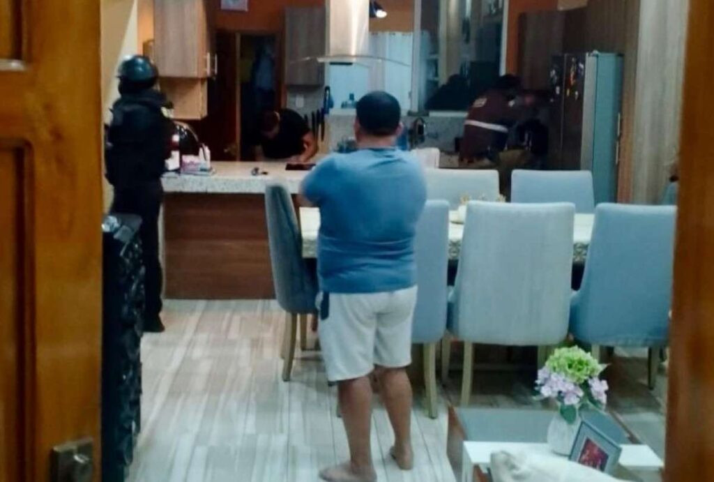 Agentes de la Fiscalía durante allanamientos por investigación por delincuencia organizada en Manabí