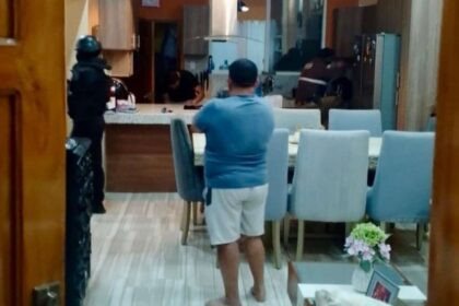 Agentes de la Fiscalía durante allanamientos por investigación por delincuencia organizada en Manabí