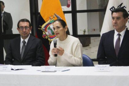Inés Manzano firma el acuerdo que reactiva el catastro minero para minería no metálica en Ecuador