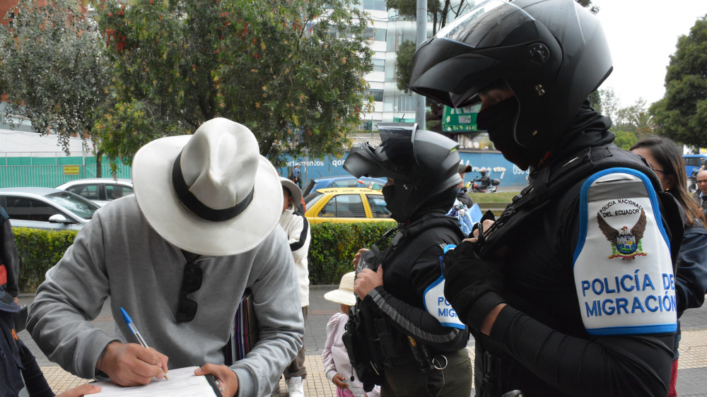 Dos detenidos por vender turnos falsos frente al Registro Civil de Quito durante operativo conjunto con Policía y autoridades de control.