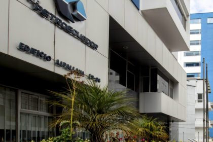 Sueldos dorados Petroecuador generan desvinculación de 70 funcionarios en proceso que busca ahorro y transparencia salarial estatal.