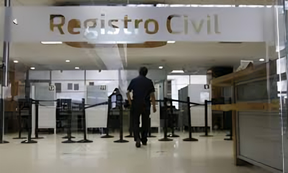 Dos detenidos por vender turnos falsos frente al Registro Civil de Quito durante operativo conjunto con Policía y autoridades de control.