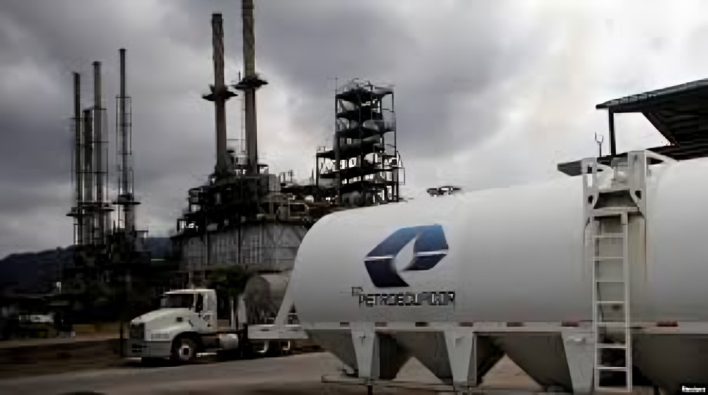 Sueldos dorados Petroecuador generan desvinculación de 70 funcionarios en proceso que busca ahorro y transparencia salarial estatal.