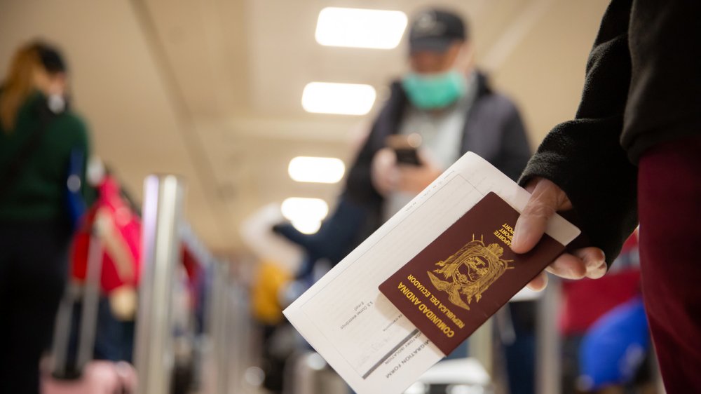 Pausa migratoria en EE. UU. retrasa permisos y deja a familias ecuatorianas con parole aprobado en incertidumbre legal y económica.