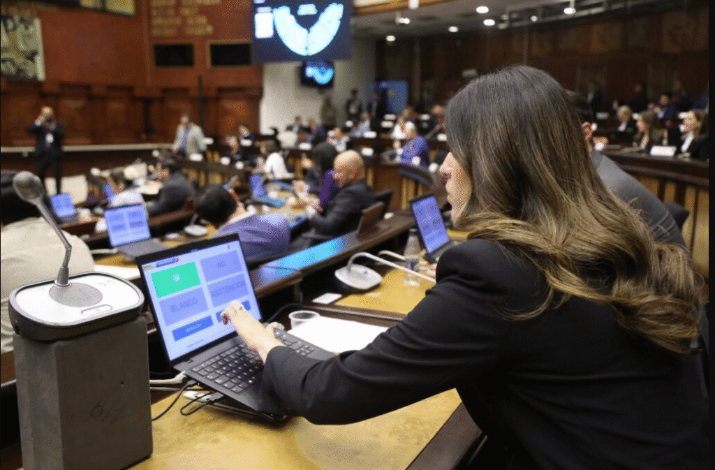 Hemiciclo de la Asamblea Nacional de Ecuador durante sesión plenaria con asambleístas debatiendo proyectos de ley