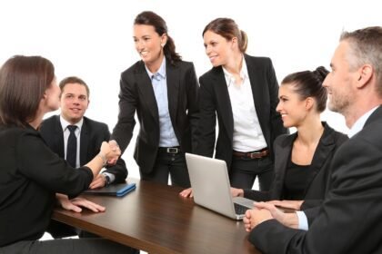 Colaboradores felices en una empresa que promueve la felicidad laboral y el bienestar organizacional