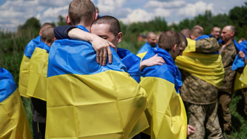 Dos soldados ucranianos liberados saludan tras intercambio de prisioneros con Rusia