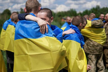 Dos soldados ucranianos liberados saludan tras intercambio de prisioneros con Rusia