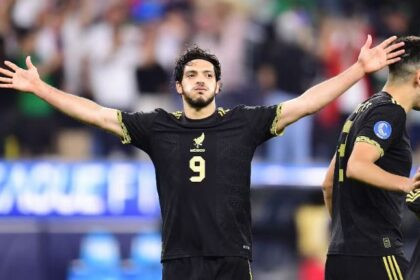 Raúl Jiménez celebra el gol que clasifica a México a la final de la Copa Oro 2025