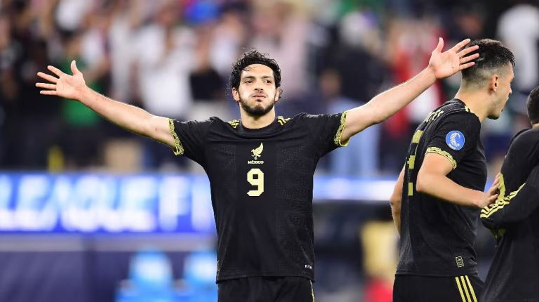 Raúl Jiménez celebra el gol que clasifica a México a la final de la Copa Oro 2025