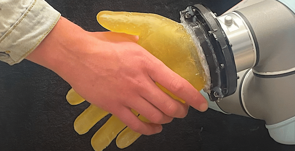 Mano robótica recubierta con piel artificial sensible al calor, presión y cortes