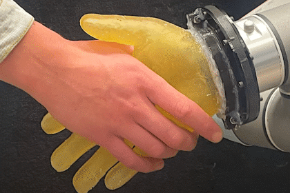 Mano robótica recubierta con piel artificial sensible al calor, presión y cortes