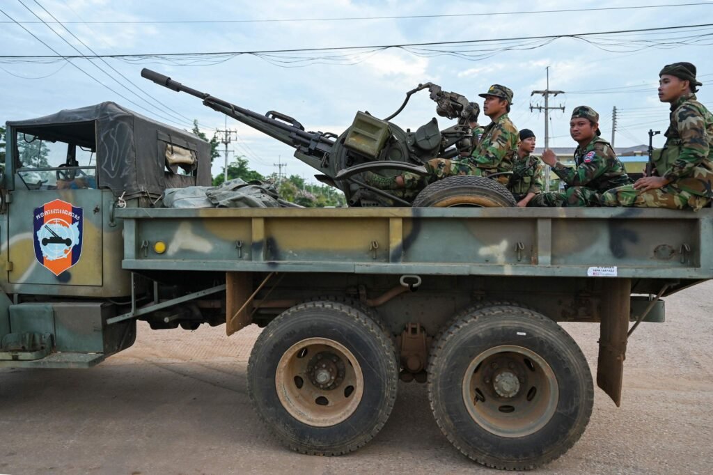 Tropas tailandesas patrullan zona fronteriza con Camboya durante enfrentamientos armados en julio de 2025.