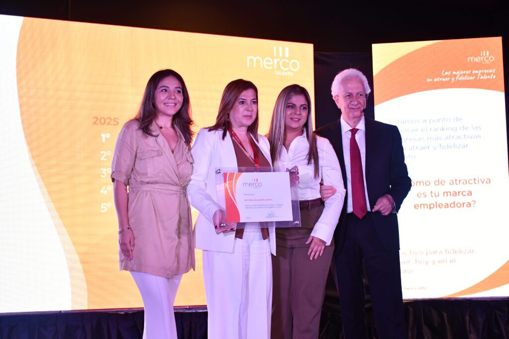 Equipo de Natura Ecuador recibiendo reconocimiento de Merco Talento 2025