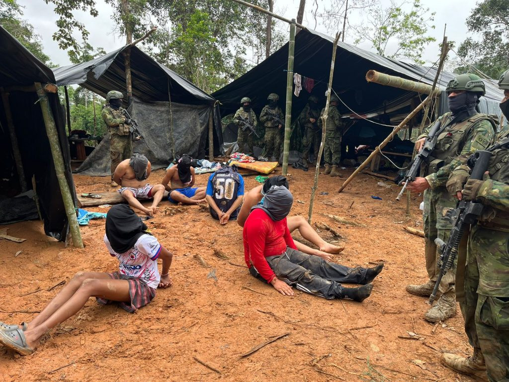 Soldados del Ejército de Ecuador durante operativos contra la minería ilegal