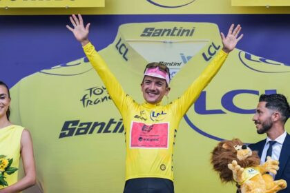 Richard Carapaz celebra su victoria en el Tour de Francia 2024