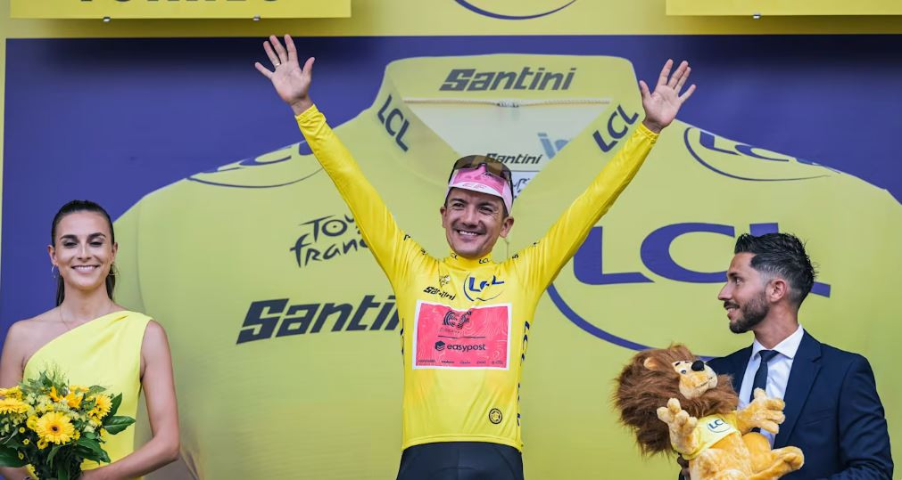 Richard Carapaz celebra su victoria en el Tour de Francia 2024