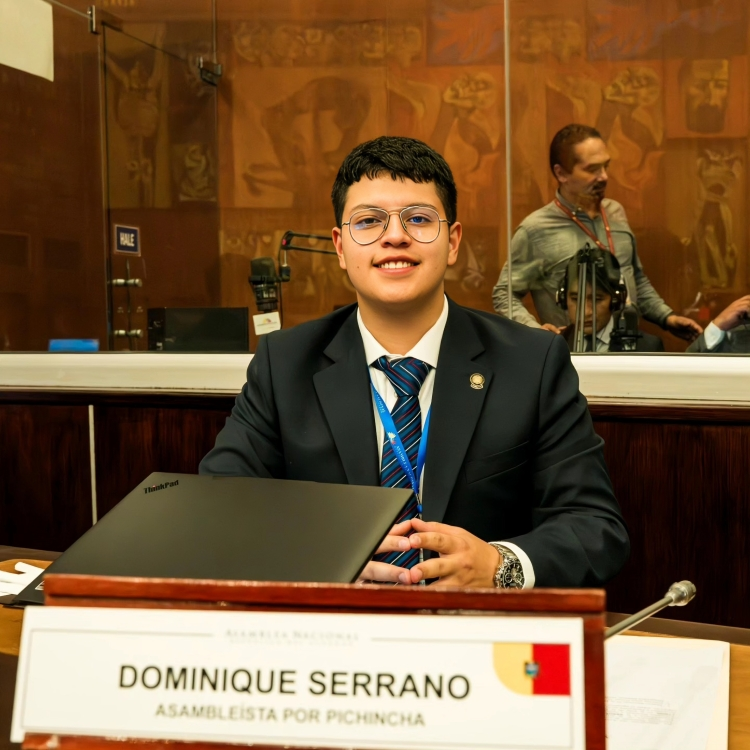 Dominique Serrano regresó a la Asamblea