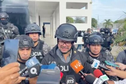 Ministro John Reimberg lidera la intervención en la Agencia de Tránsito de Manta por presunta corrupción.