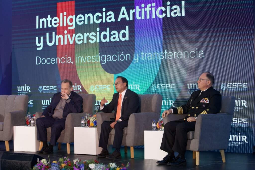 Expertos y docentes debaten sobre inteligencia artificial en la educación superior durante seminario internacional en Ecuador