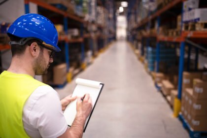 Contenedor con maquinaria importada desde China para industrias en Ecuador