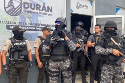 Agentes de Policía toman oficinas de Tránsito de Durán durante operativo nacional contra corrupción.