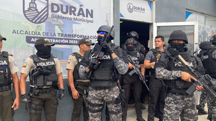 Agentes de Policía toman oficinas de Tránsito de Durán durante operativo nacional contra corrupción.
