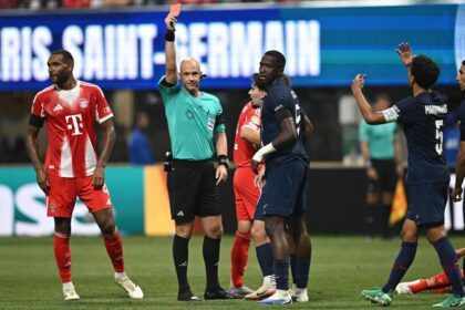 Willian Pacho expulsado durante un partido del Mundial de Clubes con el PSG