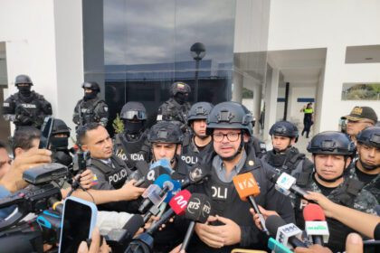 Policía Nacional durante la intervención en la Agencia de Tránsito de Manta, Ecuador