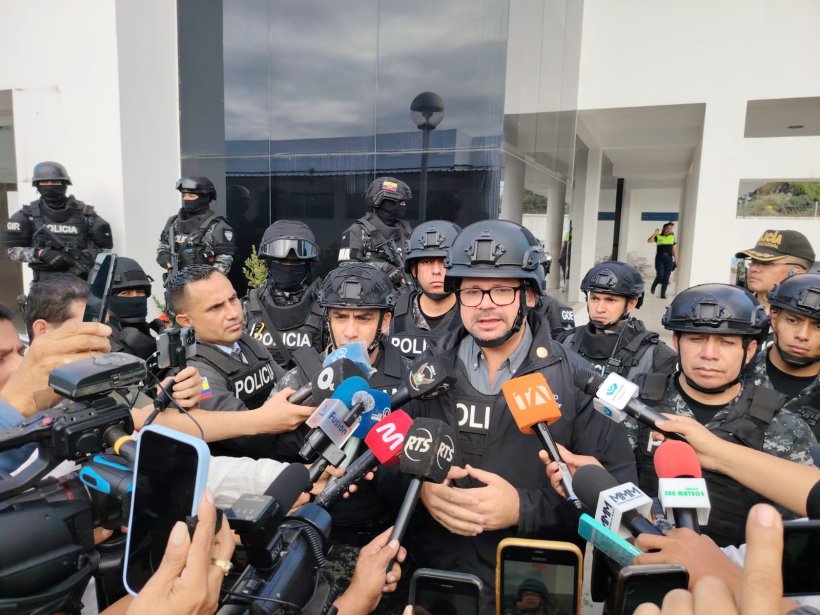 Policía Nacional durante la intervención en la Agencia de Tránsito de Manta, Ecuador