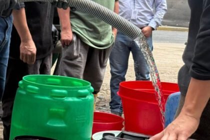 Tanquero distribuye agua potable en el sur de Quito durante emergencia del 11 de julio