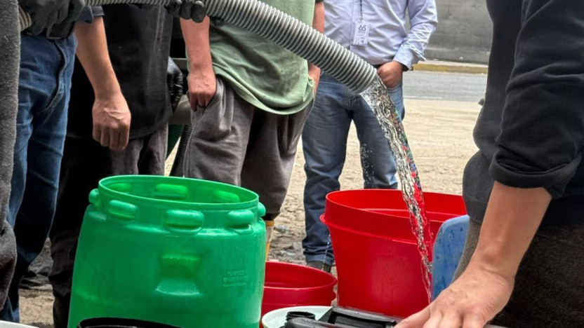 Tanquero distribuye agua potable en el sur de Quito durante emergencia del 11 de julio