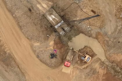 Mapa de los enclaves de minería ilegal en Ecuador controlados por grupos criminales.
