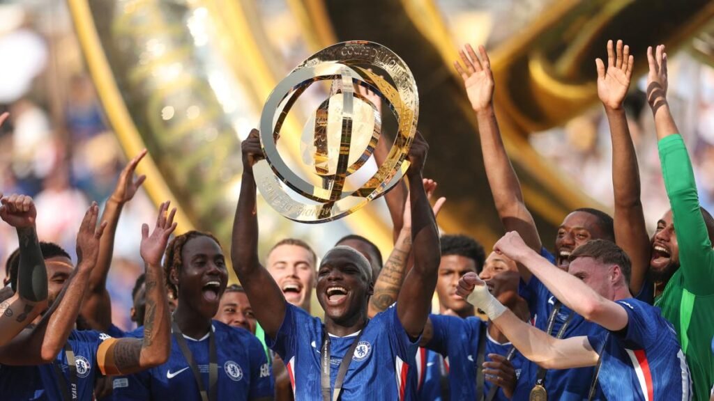 Moisés Caicedo celebra su título mundial con Chelsea
