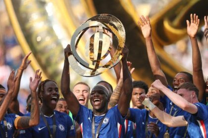 Moisés Caicedo celebra su título mundial con Chelsea