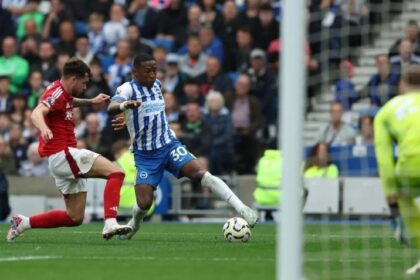 Pervis Estupiñán con camiseta del AC Milan tras dejar el Brighton