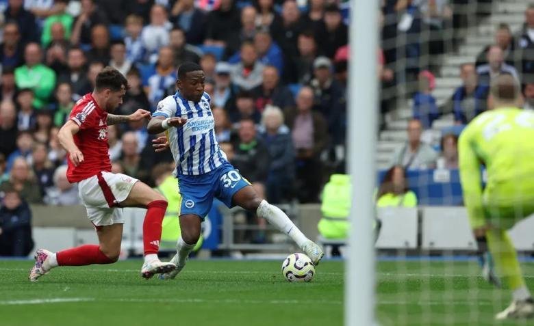 Pervis Estupiñán con camiseta del AC Milan tras dejar el Brighton