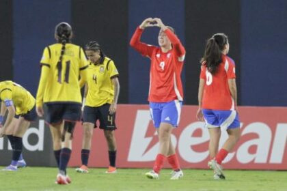 Jugadoras de Ecuador y Chile disputan el balón durante la Copa América Femenina 2025