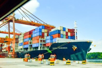 Barco de Cosco Shipping llega al puerto de Guayaquil como parte de la nueva ruta comercial vía Chancay