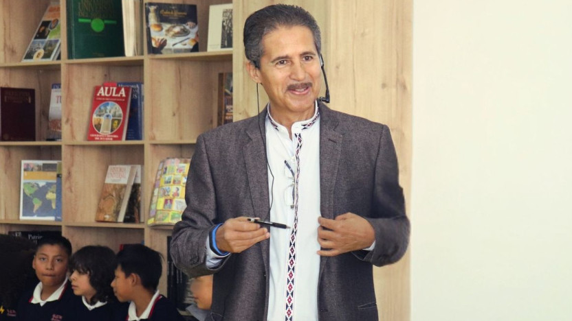 Fotografía de Édgar Allan García, escritor ecuatoriano reconocido por su legado literario y premios internacionales