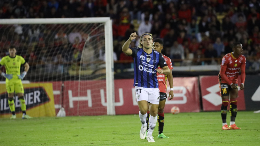 Claudio Spinelli celebra su hat trick en la victoria de Independiente del Valle sobre Deportivo Cuenca.