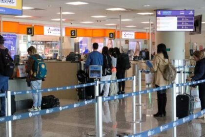 Viajero completa en línea el Formulario de Registro Aduanero en Ecuador
