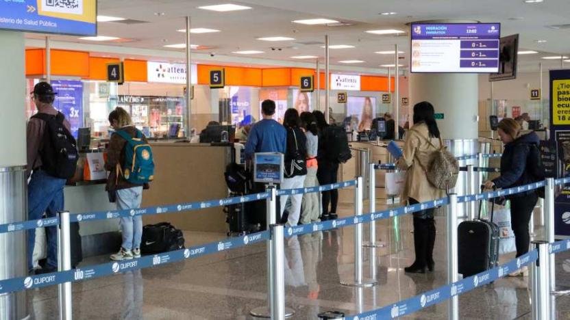 Viajero completa en línea el Formulario de Registro Aduanero en Ecuador