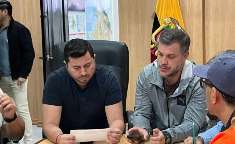 Autoridades del COE en reunión por alerta de tsunami en Santa Elena