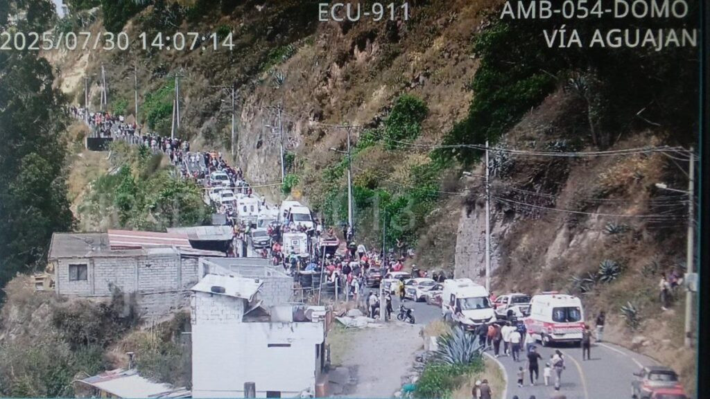 Vehículo volcado tras accidente en la Vuelta al Ecuador 2025 en Ambato