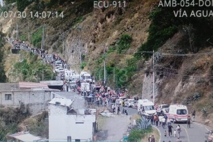 Vehículo volcado tras accidente en la Vuelta al Ecuador 2025 en Ambato
