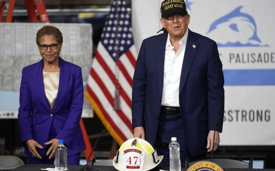 Alcaldesa Karen Bass y Trump