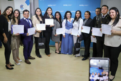 Estudiantes accediendo a clases virtuales con becas para comunicación digital