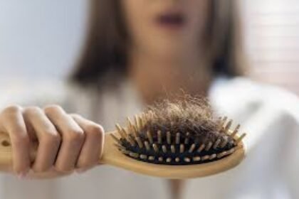 Persona mirando mechones de cabello