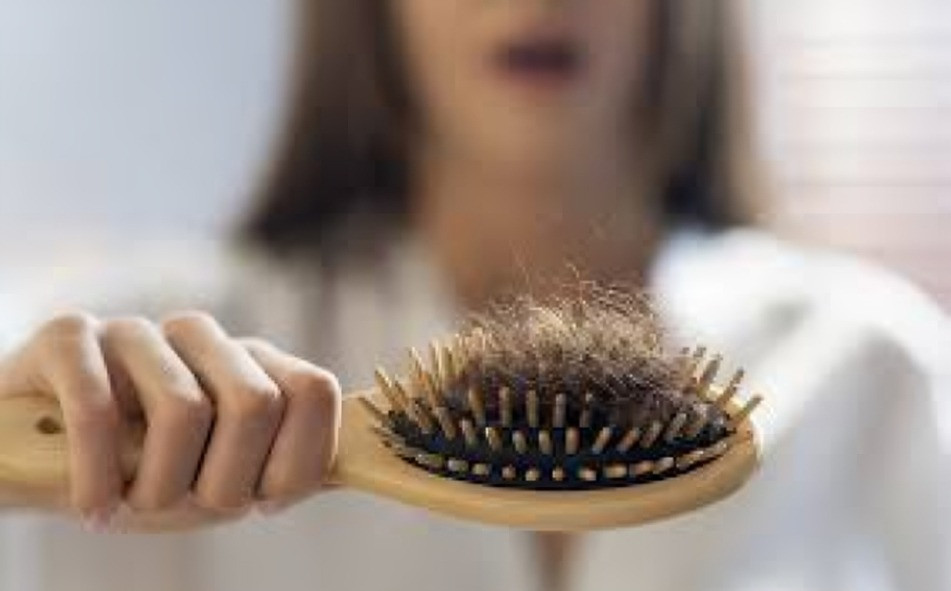 Persona mirando mechones de cabello